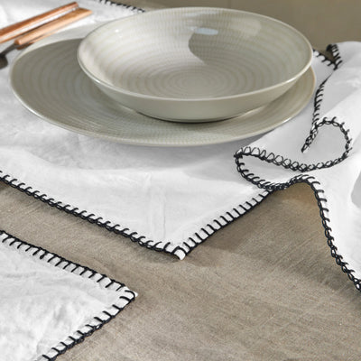 Sets de table bordé "Point de Cheval" en lin blanc optique