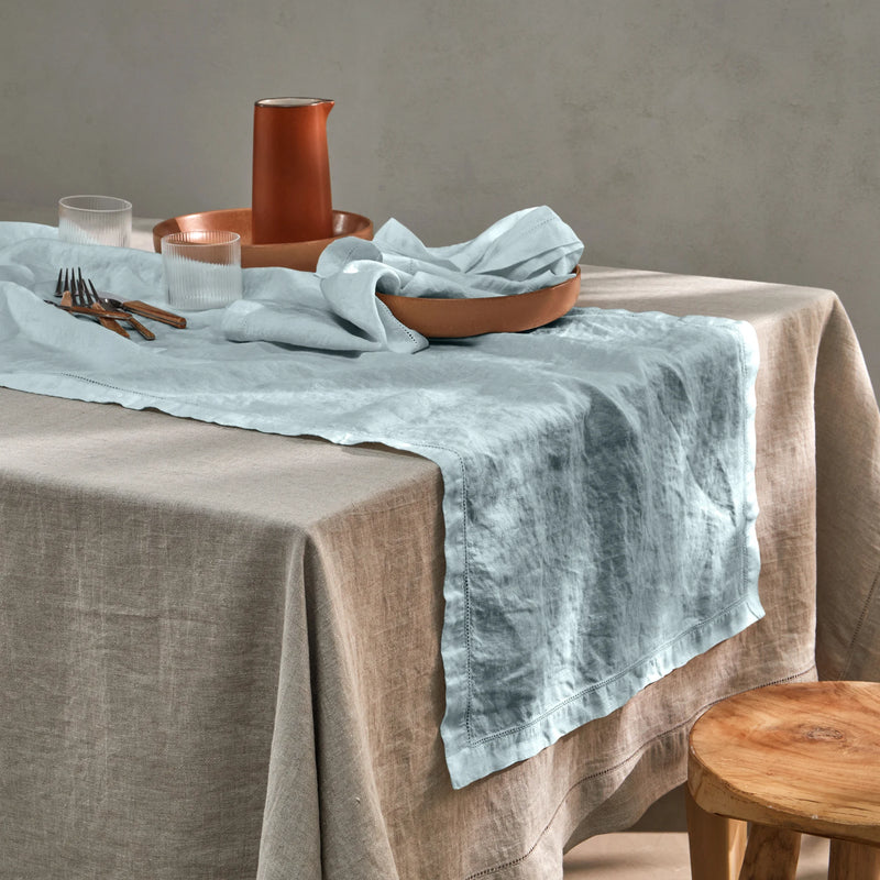 Chemin de table 100% Lin ajouré bleu glacier