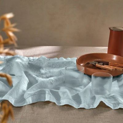 chemin de table ajouré en lin bleu glacier