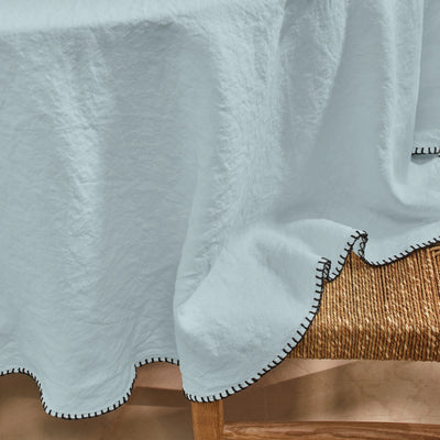 Nappe en lin ronde sur mesure avec point de cheval bleu glacier