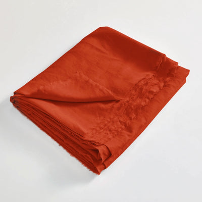 drap plat en lin lavé effrangé plié Corail