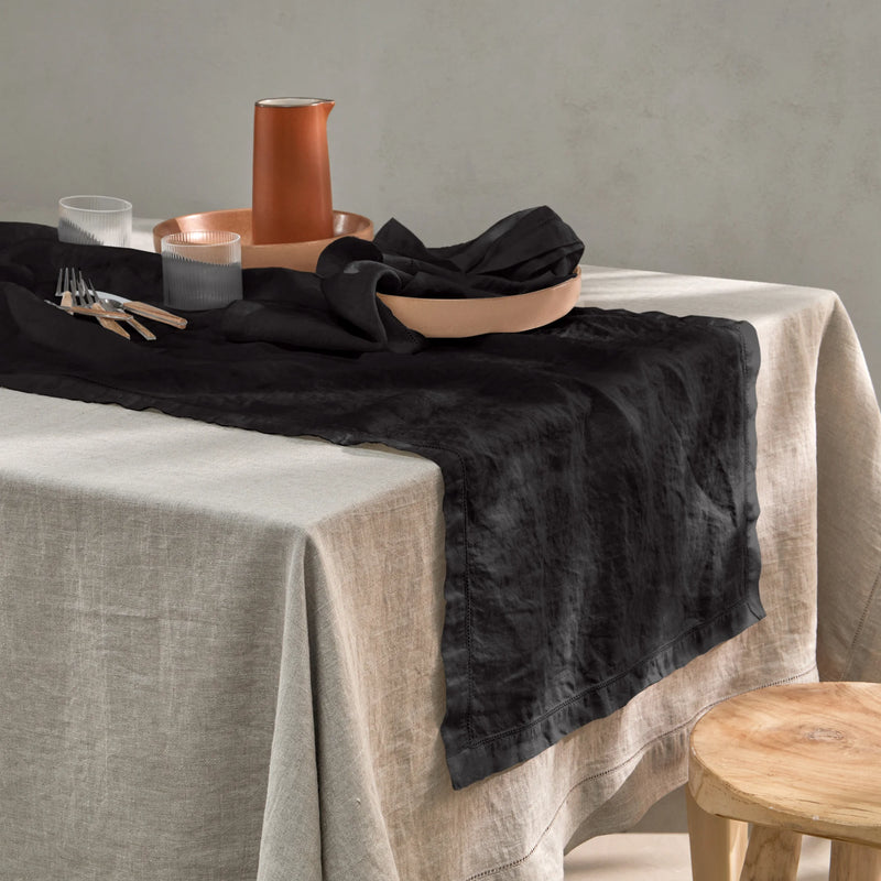 Chemin de table 100% Lin ajouré noir