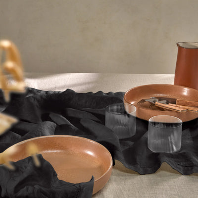 chemin de table en lin ajouré noir