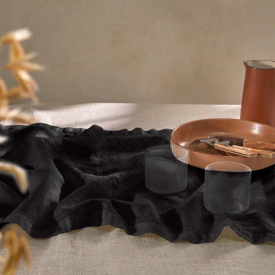 chemin de table ajouré en lin noir