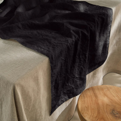 Chemin de table en lin lavé bordure crochet encre noire