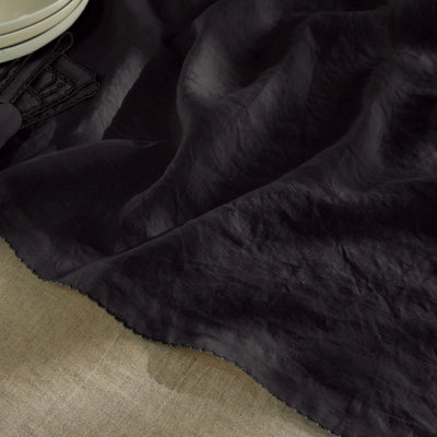 Chemin de table en lin bordure crochet encre noire