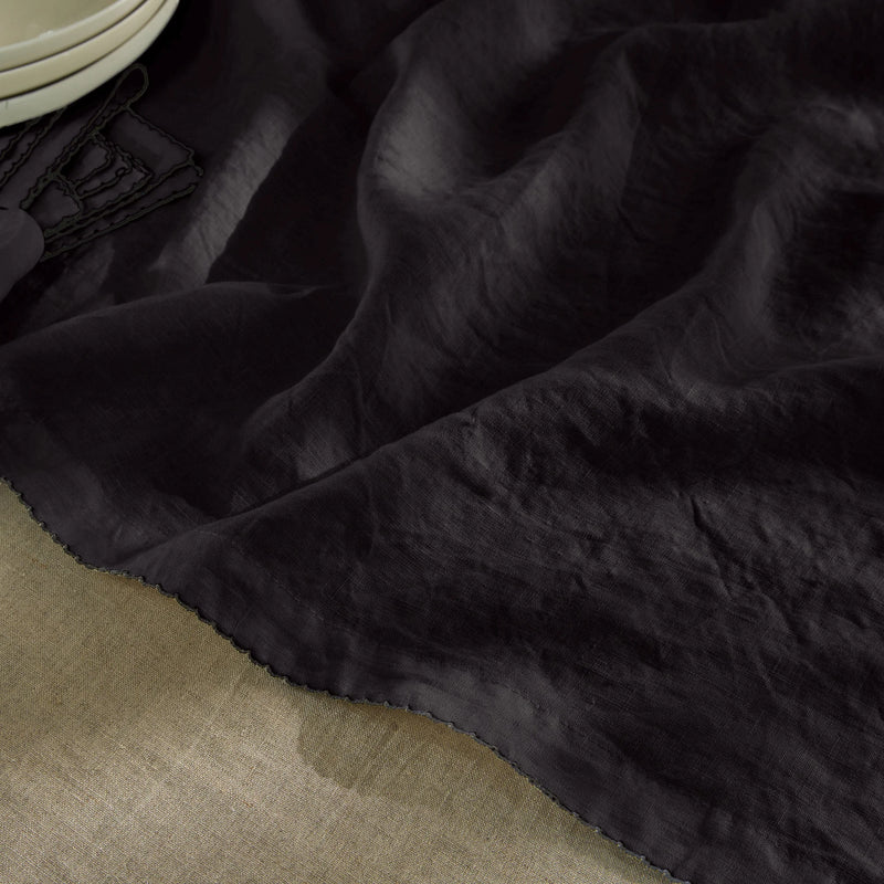 Chemin de table en lin bordure crochet encre noire