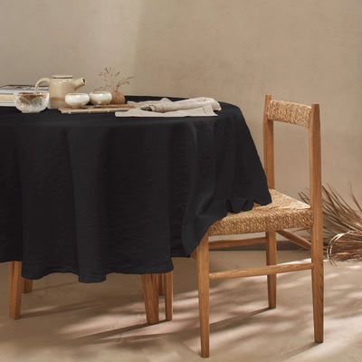 Nappe ronde sur mesure en lin lavé ajouré encre noire