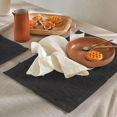 Sets de table en lin lavé ajouré encre noire