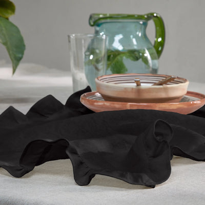 Sets de table volantés en lin noir