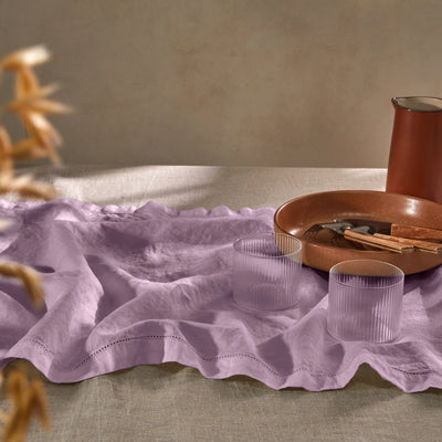 chemin de table ajouré en lin lilas