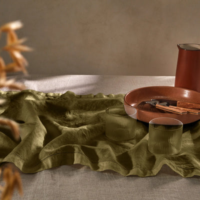 chemin de table ajouré en lin vert olive