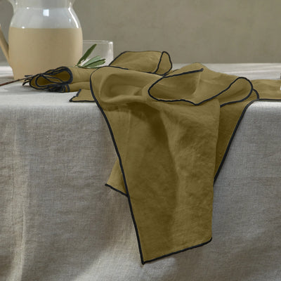 serviettes de table bordées en lin vert olive