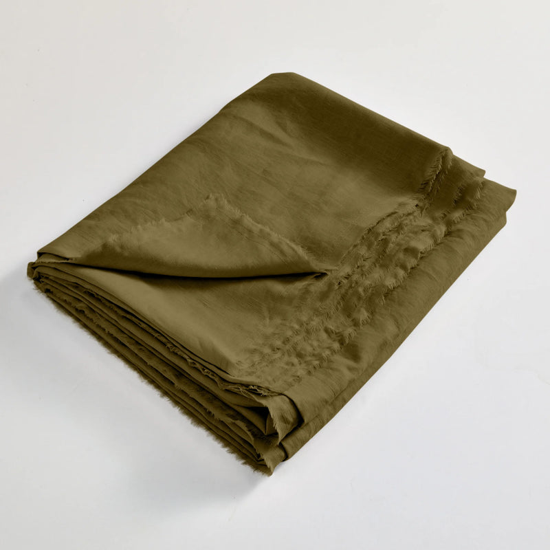 drap plat en lin lavé effrangé plié Olive Verte