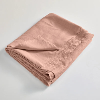 drap plat en lin lavé effrangé plié Vieux Rose