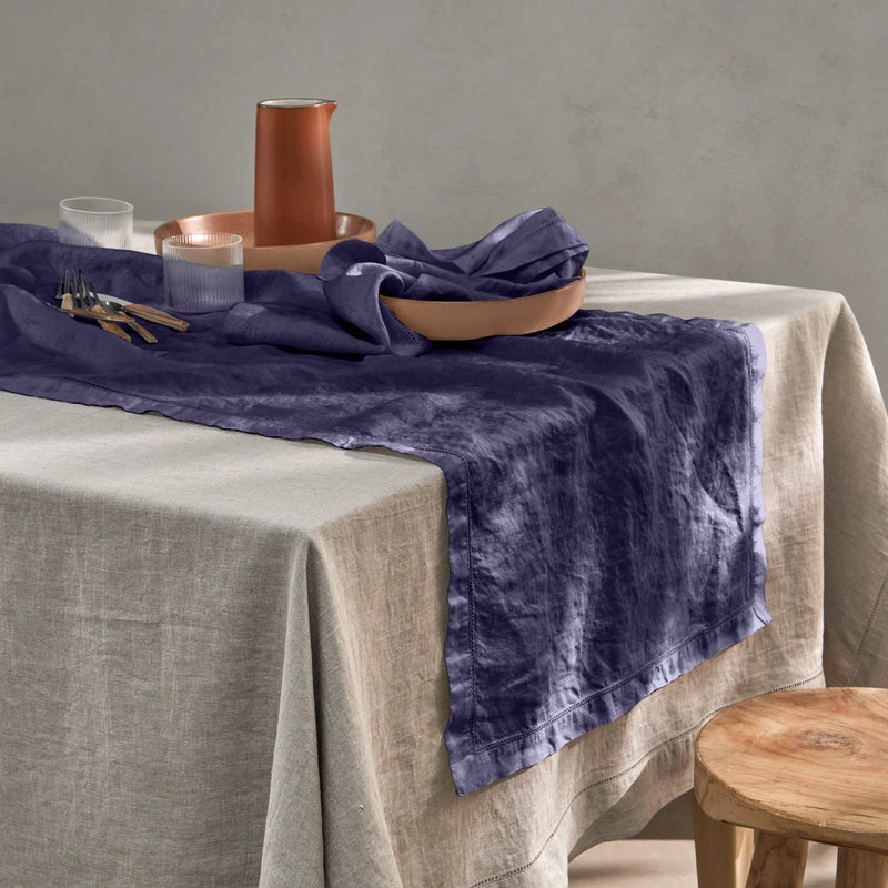 Chemin de table 100% Lin ajouré bleu nuit