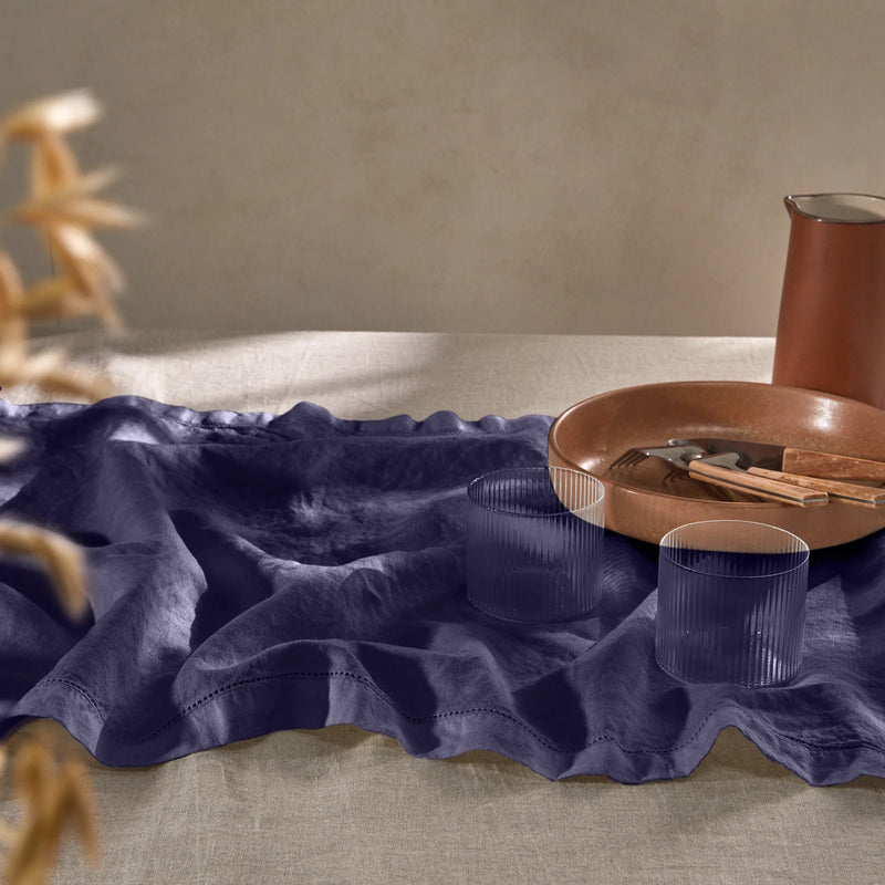 chemin de table ajouré en lin bleu nuit