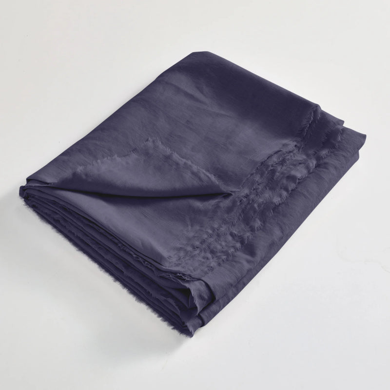 drap plat en lin lavé effrangé plié Bleu Nuit